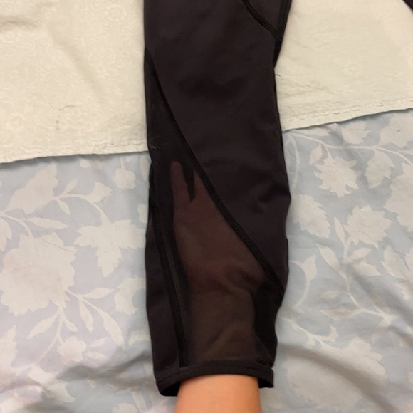 Lululemon 7/8 legging with mesh detailing - Picture 3 of 6